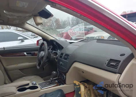 2011 Mercedes-Benz C 300 Sport z USA, uszkodzony, nr VIN WDDGF5EB0BR184364